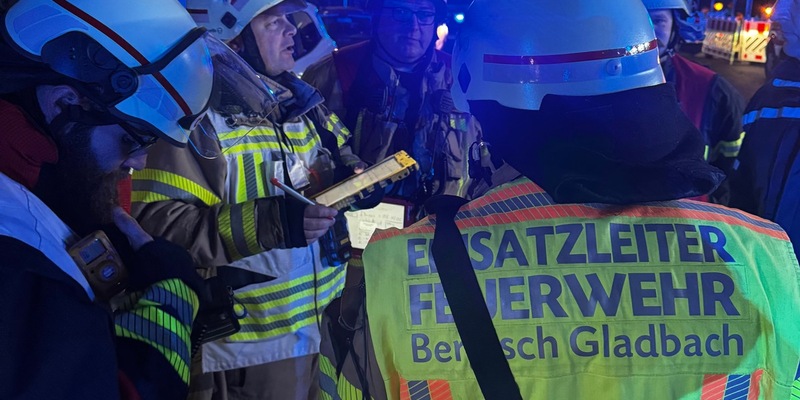 FW-GL: Unklarer Geruch in Hochhaus - umfangreicher Feuerwehr- und Rettungsdiensteinsatz in Bockenberg - Foto: presseportal.de