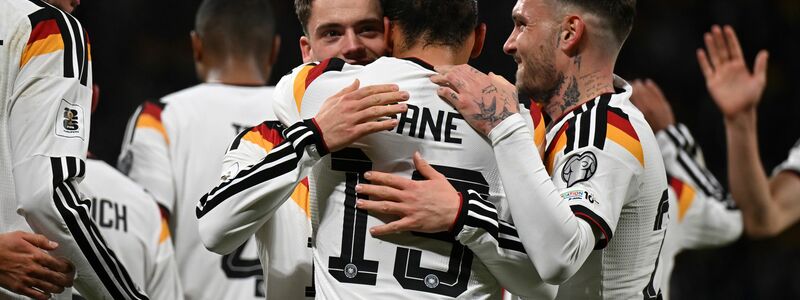 Ehemalige Teamkollegen bei Bayern: Goretzka und Sane. - Foto: Robert Michael/dpa