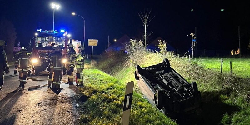 FW Rheurdt: PKW landet im Graben auf dem Dach - Feuerwehr im Einsatz - Foto: presseportal.de
