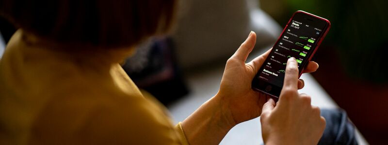 Auch die finanziellen Entscheidungen junger Menschen werden durch soziale Medien stärker beeinflusst als bei älteren Generationen. (Symbolbild) - Foto: Fabian Sommer/dpa/dpa-tmn