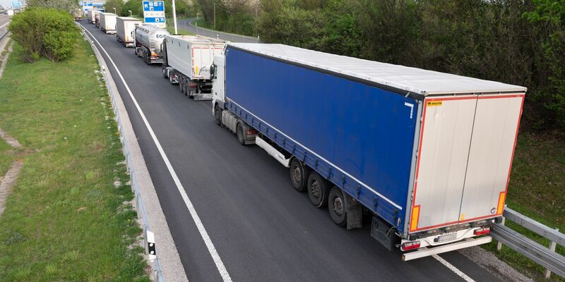 Zehntausende Stellplätze fehlen an den deutschen Autobahnen Verbänden zufolge. (Archivbild) - Foto: Sebastian Kahnert/dpa