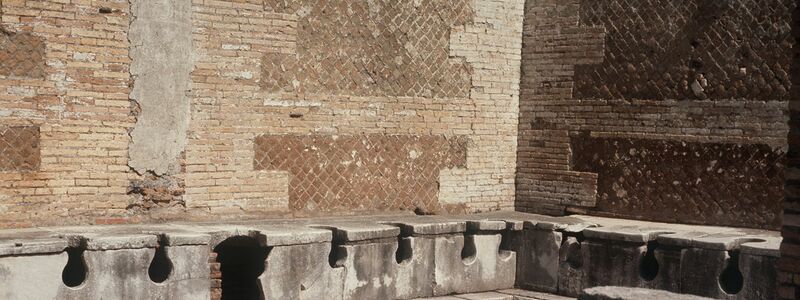 Die alten Römer saßen oft Schulter an Schulter, um ihr Geschäft zu verrichten. (Archivbild) - Foto: Kurt Rohwedder/dpa