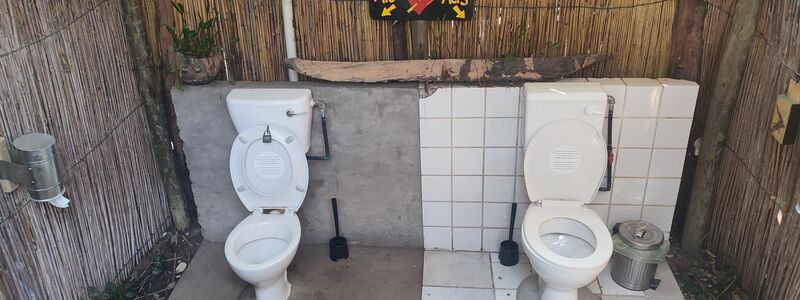 Im Ngepi-Camp in Namibia gibt es viele kuriose Toiletten, zur Freude der Touristen. (Archivbild) - Foto: Brian Walker/dpa