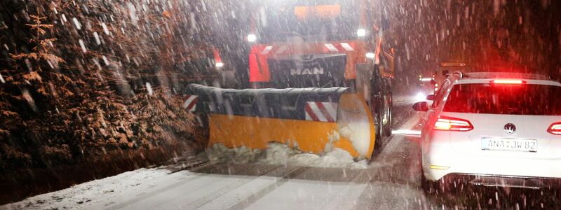 Im Erzgebirge räumte der Winterdienst den Schnee von den Straßen.  - Foto: André März/NEWS5/dpa