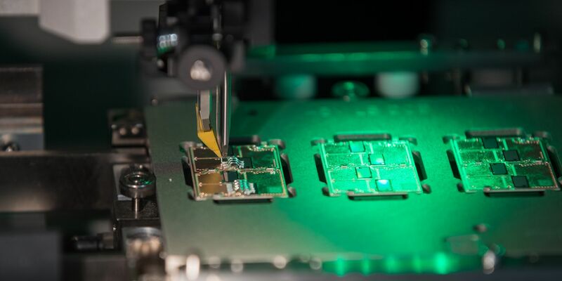 Die Hersteller von Maschinen zur Elektronik-Herstellung schöpfen langsam wieder Hoffnung. (Archivbild) - Foto: Daniel Karmann/dpa
