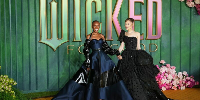 Cynthia Erivo, links, eilte Ariana Grande bei dem Vorfall in Singapur zu Hilfe. (Archivbild) - Foto: Scott A Garfitt/Invision/AP/dpa