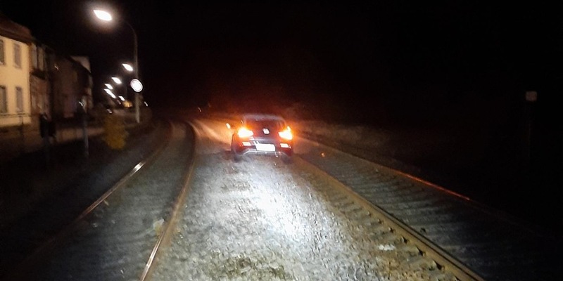 BPOL-KL: Fahrzeug fährt sich im Gleisbereich fest - Foto: presseportal.de