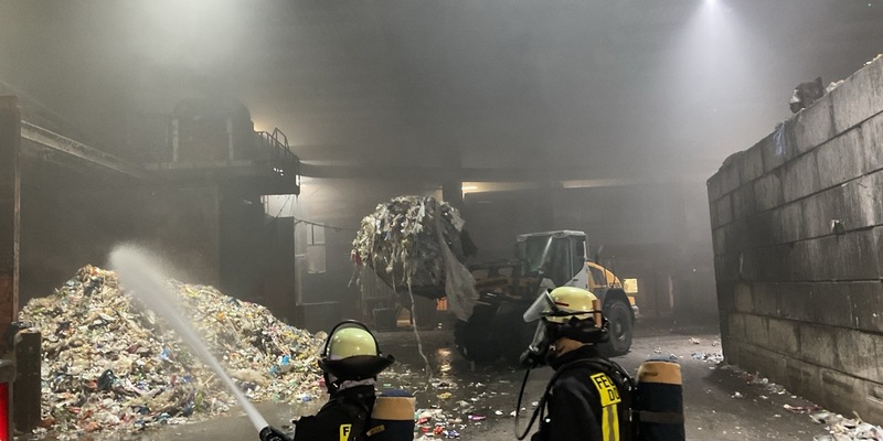 FW-DO: Brand in Lagerhalle eines Recyclingbetriebs - Foto: presseportal.de