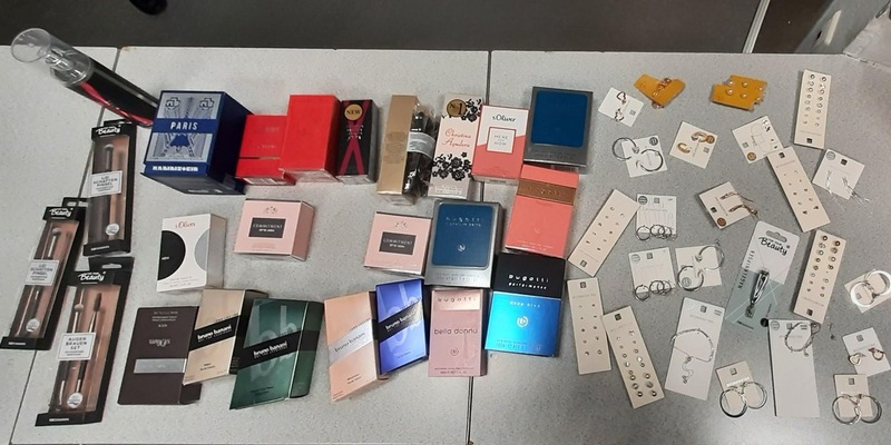 BPOL-KL: Mann entwendet eine Vielzahl Schmuck und Parfum aus einer Drogerie - Foto: presseportal.de