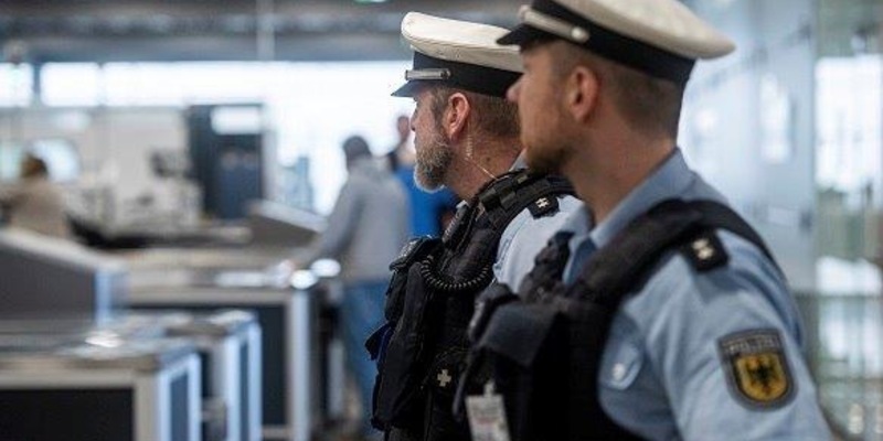 BPOL NRW: Flugreise nach Spanien wird teuer - Reisender hat Schlagring dabei - Foto: presseportal.de