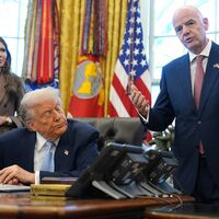 FIFA-Präsident Gianni Infantino (r) hält die USA als WM-Gastgeber für ein sicheres Land. - Foto: Evan Vucci/AP/dpa