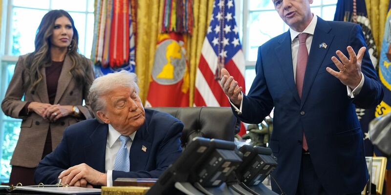 FIFA-Präsident Gianni Infantino (r) hält die USA als WM-Gastgeber für ein sicheres Land. - Foto: Evan Vucci/AP/dpa