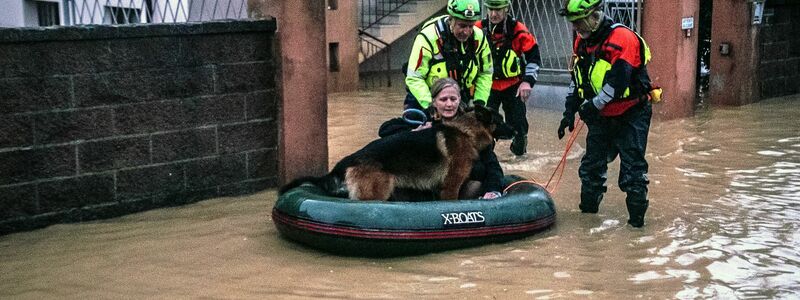 Die Feuerwehr ist nach den Unwettern im Großeinsatz. - Foto: Michela Porta/IPA via ZUMA Press/dpa