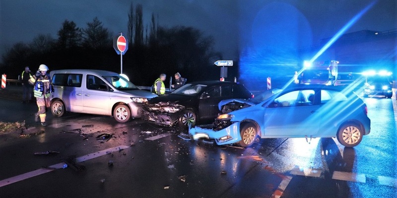 POL-HX: Frontalzusammenstoß an der Autobahnauffahrt - Foto: presseportal.de