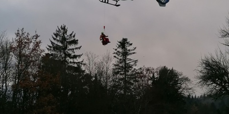 FW Stuttgart: Gemeinsame Pressemitteilung der Feuerwehr Stuttgart und des Polizeipräsidiums Einsatz: Verletzter Arbeiter auf Sendemast mittels Polizeihubschrauber und Höhenrettung in Kaisersbach gerettet - Foto: presseportal.de