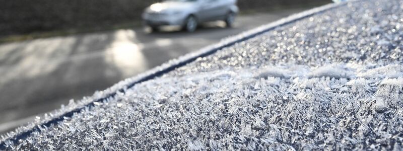 Für Autofahrer hieß es teils: kratzen. - Foto: Bernd Weißbrod/dpa