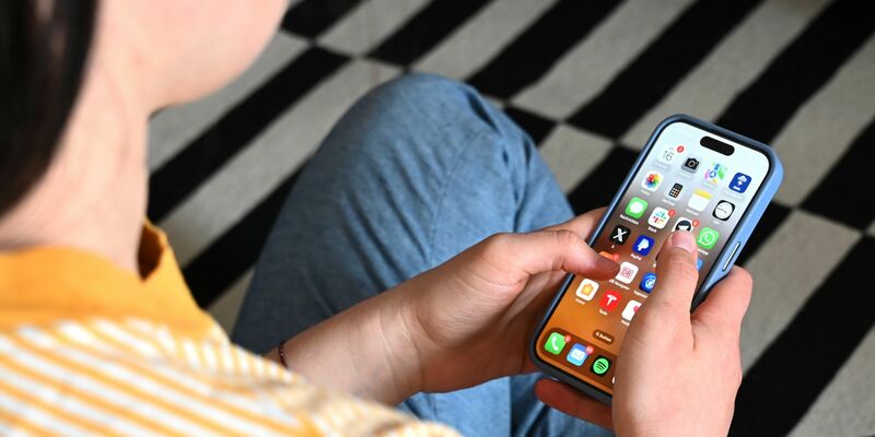 Das Wort parasocial ist das Wort des Jahres des Cambridge Dictionary. - Foto: Elisa Schu/dpa