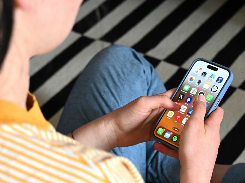 Das Wort parasocial ist das Wort des Jahres des Cambridge Dictionary. - Foto: Elisa Schu/dpa