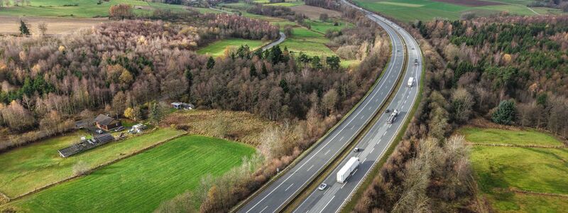 Die abgetrennten Hände waren in der Nacht zu Montag auf der Fahrbahn der A45 im Sauerland entdeckt worden.  - Foto: Alex Talash/dpa