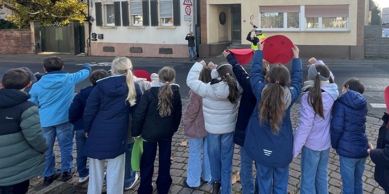POL-PDLD: Edesheim - Grundschüler überwachen gemeinsam mit der Polizei den Straßenverkehr - Foto: presseportal.de
