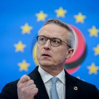 Digitalminister Karsten Wildberger (CDU) unterstützt die Idee einer Altersgrenze für Social Media und hält auch Smartphone-Verbote an Schulen für sinnvoll. (Archivbild) - Foto: Kay Nietfeld/dpa