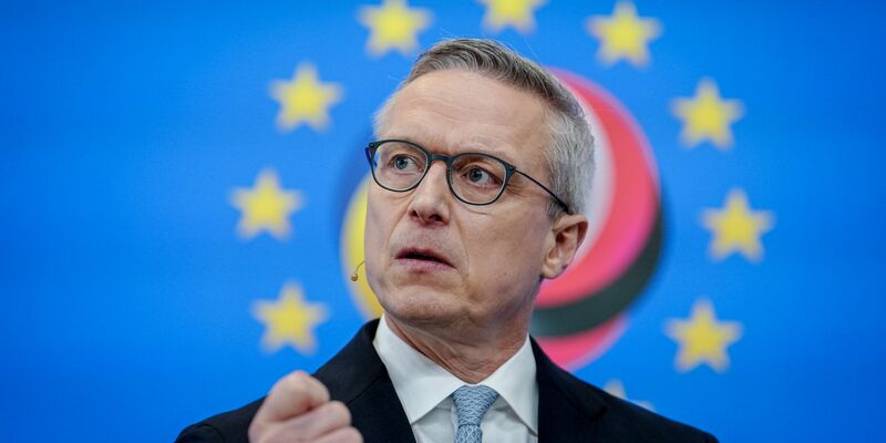 Digitalminister Karsten Wildberger (CDU) unterstützt die Idee einer Altersgrenze für Social Media und hält auch Smartphone-Verbote an Schulen für sinnvoll. (Archivbild) - Foto: Kay Nietfeld/dpa