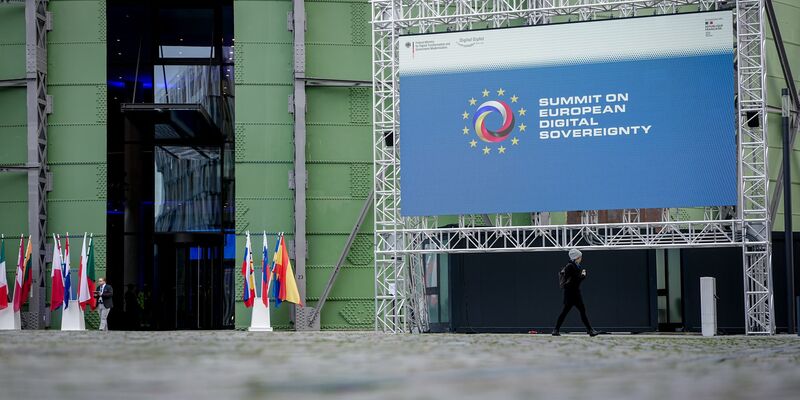 Auf dem deutsch-französischen Digitalgipfel in Berlin sind 18 Vereinbarungen zum Ausbau von KI-Anwendungen vorgestellt worden. - Foto: Kay Nietfeld/dpa