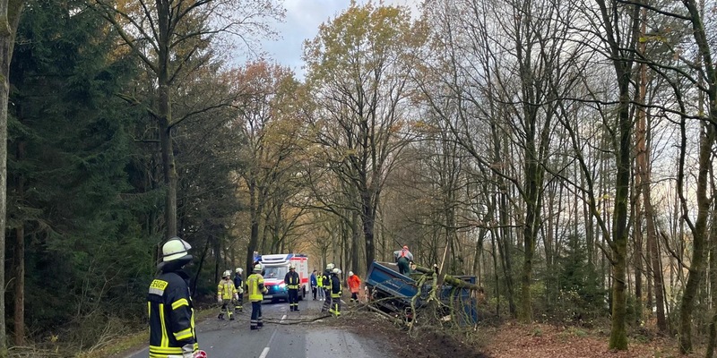 FW Südheide: LKW kommt von Straße ab und kippt um - Fahrer beleibt unverletzt - Foto: presseportal.de