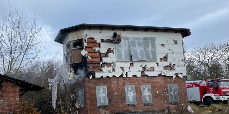 LPI-NDH: Ehemaliges Stellwerk in Flammen - Kripo im Einsatz - Foto: presseportal.de