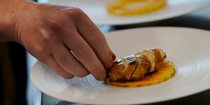 Nach Italien verbietet auch Ungarn Herstellung und Verkauf von Fleisch aus dem Labor. (Archivbild) - Foto: Jeff Chiu/AP/dpa