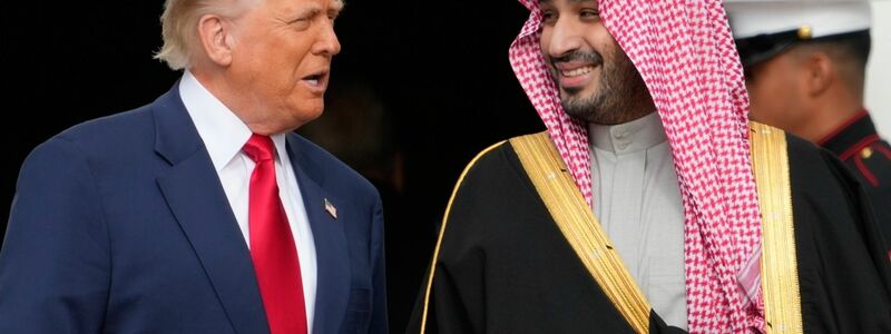 Kampfjets - unter anderem vom Typ F-35 - fliegen über das Weiße Haus, als der US-Präsident Saudi-Arabiens Kronprinzen empfängt. - Foto: Mark Schiefelbein/AP/dpa