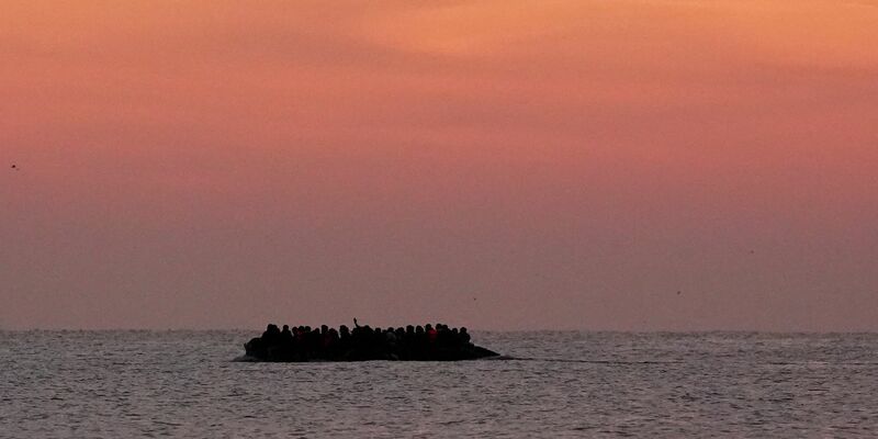 Immer wieder versuchen Menschen, auf kleinen Booten den Ärmelkanal nach Großbritannien zu überqueren. (Archivbild) - Foto: Gareth Fuller/PA Wire/dpa