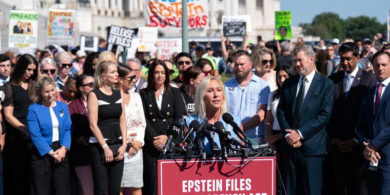 Die republikanische Abgeordnete Marjorie Taylor Greene (M) tritt als vehemente Befürworterin der Veröffentlichung der Epstein-Akten auf. - Foto: Jose Luis Magana/AP/dpa