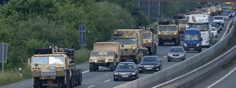 In Notfallsituationen sollen Militärs künftig von bestimmten Regeln für den Güterverkehr ausgenommen werden. (Archivbild) - Foto: Friso Gentsch/dpa