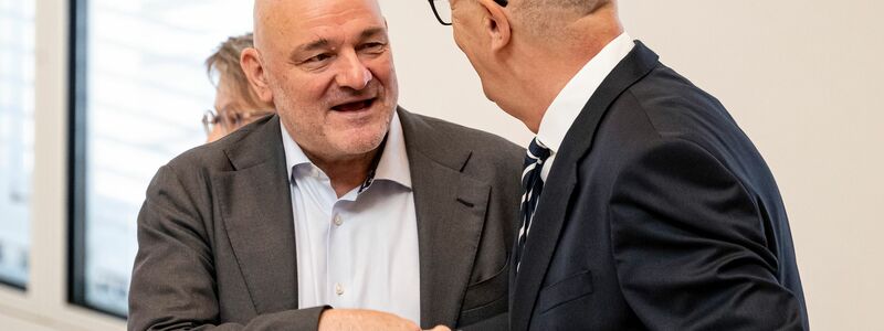 Ministerpräsident Dietmar Woidke (r.) und BSW-Finanzminister Robert Crumbach sind für die Reformdafür, im BSW gibt es mehrheitlich Bedenken. (Archivbild) - Foto: Fabian Sommer/dpa