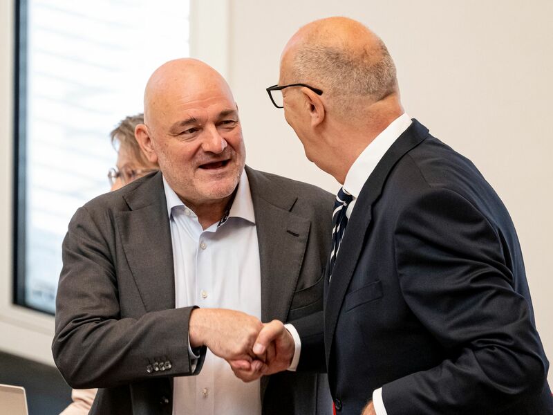  Ministerpräsident Dietmar Woidke (r.) und BSW-Finanzminister Robert Crumbach sind für die Reformdafür, im BSW gibt es mehrheitlich Bedenken. (Archivbild) - Foto: Fabian Sommer/dpa