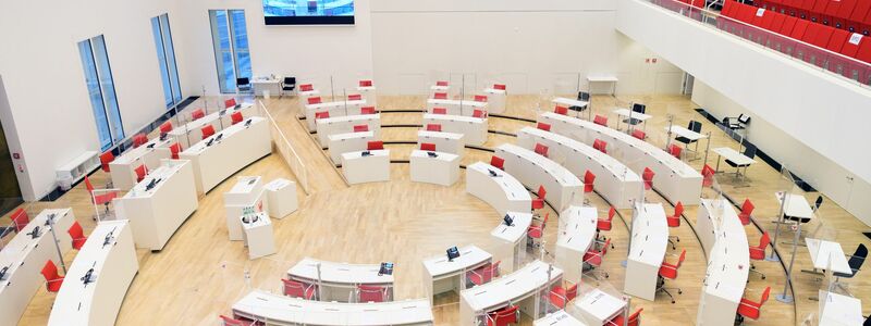 Die vier Ausgetretenen wollen den Saal verlassen. (Archivbild) - Foto: Soeren Stache/dpa-Zentralbild/dpa