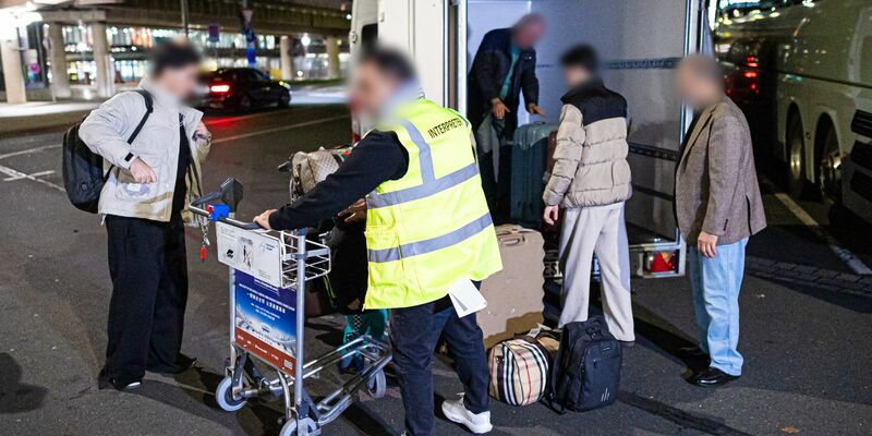 Afghaninnen und Afghanen bei ihrer Ankunft in Hannover. (Archivbild) - Foto: Moritz Frankenberg/dpa