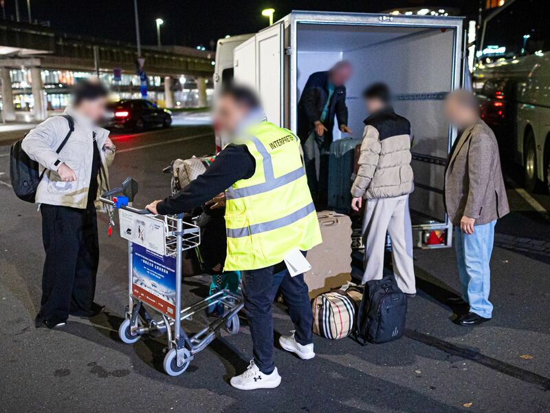 Afghaninnen und Afghanen bei ihrer Ankunft in Hannover. (Archivbild) - Foto: Moritz Frankenberg/dpa