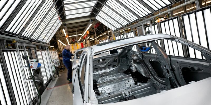 Deutsche Unternehmen haben viele Jobs ins Ausland verlagert, vor allem in die Produktion (Archivbild) - Foto: Sven Hoppe/dpa