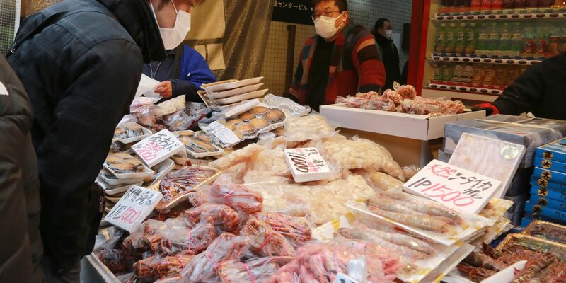 China hatte erst vor kurzem ein Embargo gegen einen Teil japanischer Meeresfrüchte aufgehoben. (Symbolbild)  - Foto: Koji Sasahara/AP/dpa