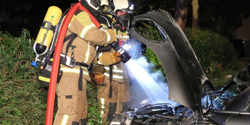 FW Dresden: Fahrzeugbrände in der Nacht halten die Feuerwehr auf Trab - Foto: presseportal.de