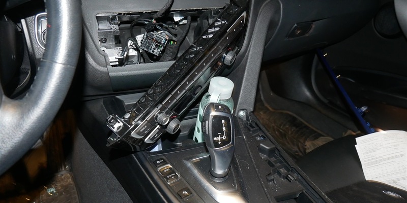 POL-RBK: Bergisch Gladbach - Infotainmentsystem aus BMW ausgebaut - Foto: presseportal.de