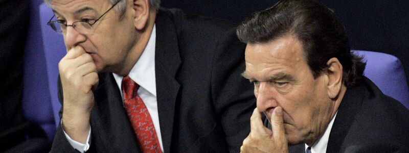 Bundeskanzler Gerhard Schröder hatte es mit noch knapperen Mehrheiten zu tun. (Archivbild) - Foto: Peer Grimm/dpa