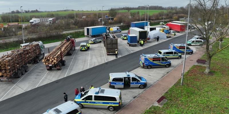 POL-OF: Verkehrsspezialisten nahmen erneut gewerblichen Güter- und Personenverkehr ins Visier - Autobahn 45 / Parkplatz Pfingstweide - Foto: presseportal.de