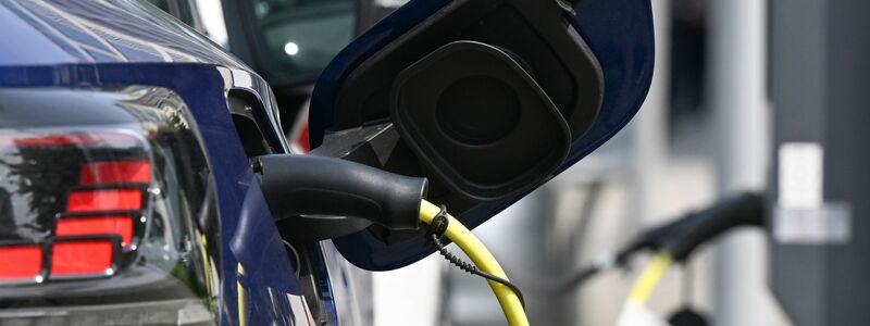 Die Bundesregierung will Elektromobilität einfach, zuverlässig und bezahlbar machen. - Foto: Bernd Weißbrod/dpa