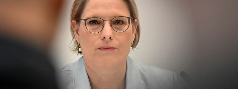 Der Entwurf von Bundesjustizministerin Stefanie Hubig (SPD) sieht vor, dass der Antrag auf elektronische Aufenthaltsüberwachung beim Familiengericht gestellt wird. (Archivbild) - Foto: Jennifer Brückner/dpa
