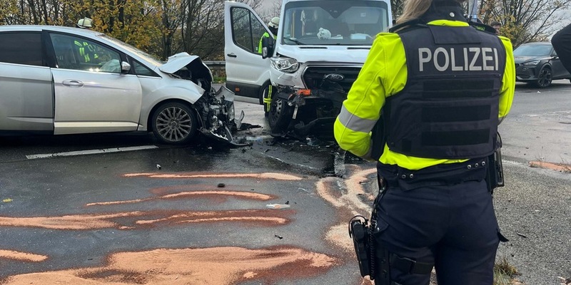 POL-REK: 251119-2: Zwei Schüler und zwei Erwachsene bei Verkehrsunfall verletzt - Foto: presseportal.de