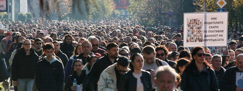 Viele Nordmazedonier machen Korruption als Hintergrund für den verheerenden Brand im Nachtclub von Kocani mit 63 Toten verantwortlich. Auch dies soll nun ein Prozess vor Gericht in Skopje klären.  - Foto: Boris Grdanoski/AP/dpa