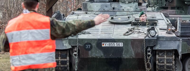 Der grenzüberschreitende Transport von schwerer Ausrüstung bereitet Militärplanern oft Sorgen - die EU-Kommission will Schwierigkeiten nun angehen. (Archivbild) - Foto: picture alliance / Armin Weigel/dpa